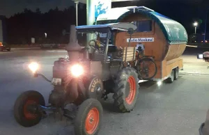 Niemiec na zabytkowym traktorze zmierza na Mundial – właśnie mija Białoruś