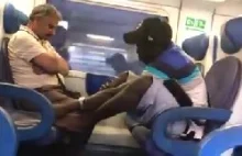 Złodziej w pociągu kontra śpiący mężczyzna