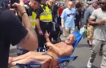 Londyn: policja wygoniła mężczyznę opalającego się w centrum miasta.