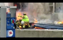 Strażacy ratują swojego kolegę po tym jak zostaje przywalony płonącym szyldem