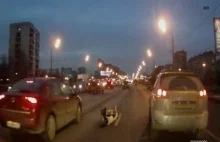 Kobieta strzela focha na drodze