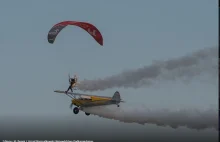 Wojciech Bógdał stanął na skrzydle samolotu - podniebne fire show