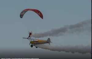 Wojciech Bógdał stanął na skrzydle samolotu - podniebne fire show