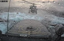 Lądowanie śmigłowcem MH-60R SEAHAWK na statku płynącym po wzburzonym morzu.