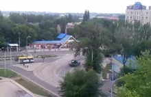 Sieć ma wideo jako rosyjskie czołgi jazdy się swobodnie w Doniecku