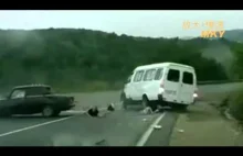 Wypadek w Rosji - kierowca wypadł przez tylną szybę swojej łady