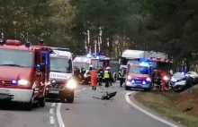 Wypadek pod Ostrołęką: co najmniej 14 poszkodowanych, jedna osoba nie żyje