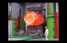 13000 ton rozżarzonej stali pod prasą