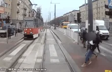 Młoda dziewczyna w ciąży wbiegła pod tramwaj (film)