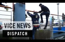 Reportaż o szturmie imigrantów na port w Calais