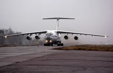 Rosyjscy piloci zrzucają bomby z samolotów transportowych
