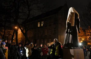 Pomnik ks. Jankowskiego przykryty prześcieradłem.