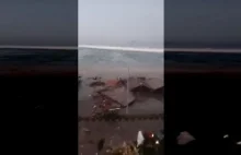 Tsunami uderzające w Indonezyjską wyspę skutkiem potężnego trzęsienia ziemi