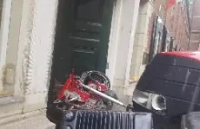 Holenderski farmer staranował traktorem drzwi budynku administracji w Groningen