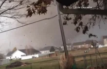 Mężczyzna nagrywa tornado niszczące jego dom