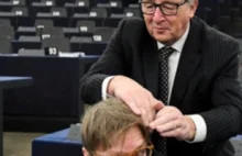 (Pijany?) Juncker bawi się w fryzjera, zmierzwił włosy Verhofstadta