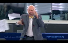 Janusz Korwin-Mikke dobitnie pokazuje co myśli o unijnych ustawach