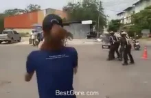 Mężczyzna atakuje maczetą policjantów.