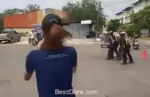 Mężczyzna atakuje maczetą policjantów.