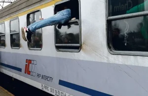 Pasażerowie musieli wchodzić przez okno do pociągu [foto]