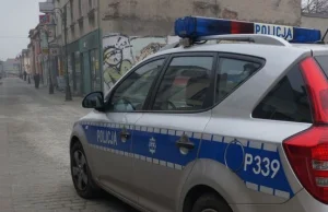 Wrzucił do radiowozu 2 złote i zażądał od policjantów, by go podwieźli do domu.