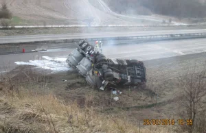 Wypadek ciężarówki wiozącej płynne aluminium