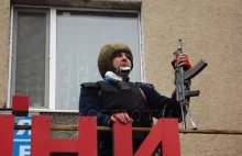 Milicjant zrzucił z dachu separatystę, który chciał zamienić flagę Ukrainy