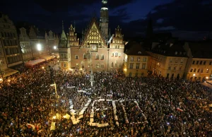 „Łańcuchy światła” w Polsce – znaczenie i siła propagandy
