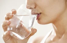 Trzeba pić 2,5 litra wody dziennie? To wcale nie jest takie zdrowe