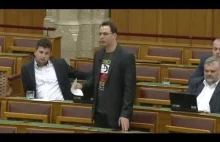 Posel Jobbiku Adam Mirkoczki w węgierskim parlamencie o Marszu...