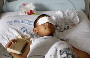 Pamiętacie chińskiego 6-latka, któremu wyłupiono oczy?