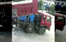 Próba naprawy hydrauliki w załadowanej ciężarówce.