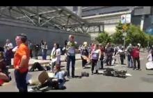 Idioci nielegalnie protestują leżąc na ulicy. Nagle pojawia się wielki motocykl
