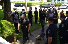 Oficerowie z Massachusetts salutują policyjnemu psu, na jego ostatniej drodze...