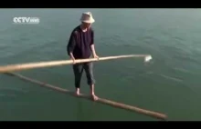 Chińczyk codziennie pływa do pracy na bambusowym patyku