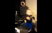 2 letni chłopak gra na perkusji Pretender Foo Fighters
