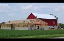 Amisze budują stodołę.