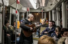 Śpiewający "pozytywny wariat" w krakowskich tramwajach.