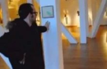 Sam zawiesił swój obraz w galerii