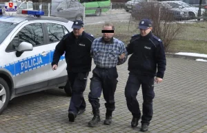 Rzucił się na policjantów z nożem, poszczuł psem, na koniec strzelił z broni