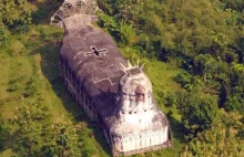 Opuszczona indonezyjska świątynia w kształcie wielkiego kurczaka