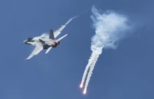 Hornet z flarami podczas Nato Days 2014