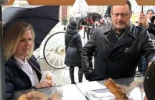 Jean Reno przyłapany na krakowskim Rynku. Kupował obwarzanki! [FOTO]