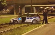 Wrocław: Policjanci jadąc na interwencję skrócili sobię drogę i...utknęli...