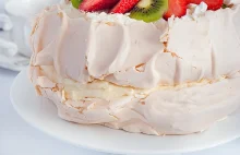 Tort bezowy z kremem budyniowym i owocami - I Love Bake