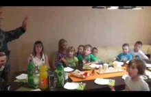 Gang Albanii odwiedza dom dziecka