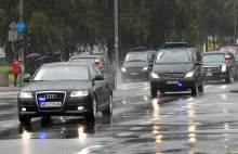 Karetka na sygnale zmuszona do ustąpienia pierwszeństwa kolumnie rządowej.