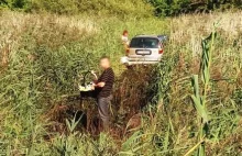 Pijany, z rocznym dzieckiem w aucie, uciekał przed policją.Ugrzązł na mokradłach