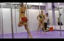 Striptizerka vs. akrobatka