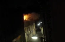Paryż. Terrorysta wysadza się w powietrze przy szturmie policji.